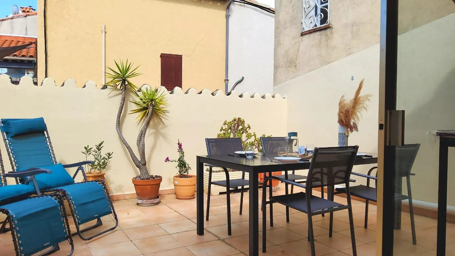 Bright T2 Near City Center Frejus Apartment